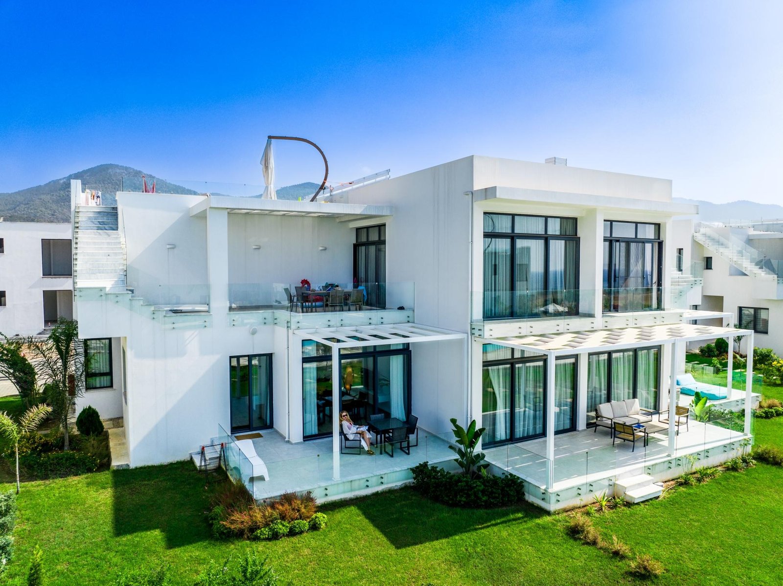 GAZİMAĞUSA KÜÇÜK ERENKÖY’DE TERASLI, BAHÇELİ, 2+1 SATILIK DAİRE – LÜKS TESİS İMKANLARIYLA FERAH BİR YAŞAM