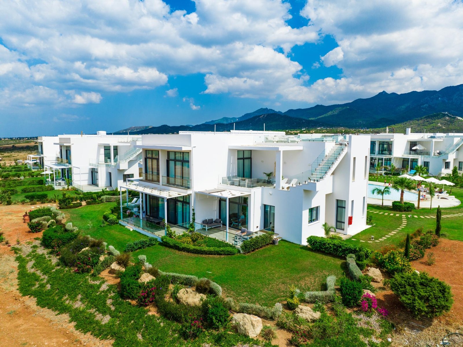GAZİMAĞUSA KÜÇÜK ERENKÖY’DE TERASLI, BAHÇELİ, 2+1 SATILIK DAİRE – LÜKS TESİS İMKANLARIYLA FERAH BİR YAŞAM