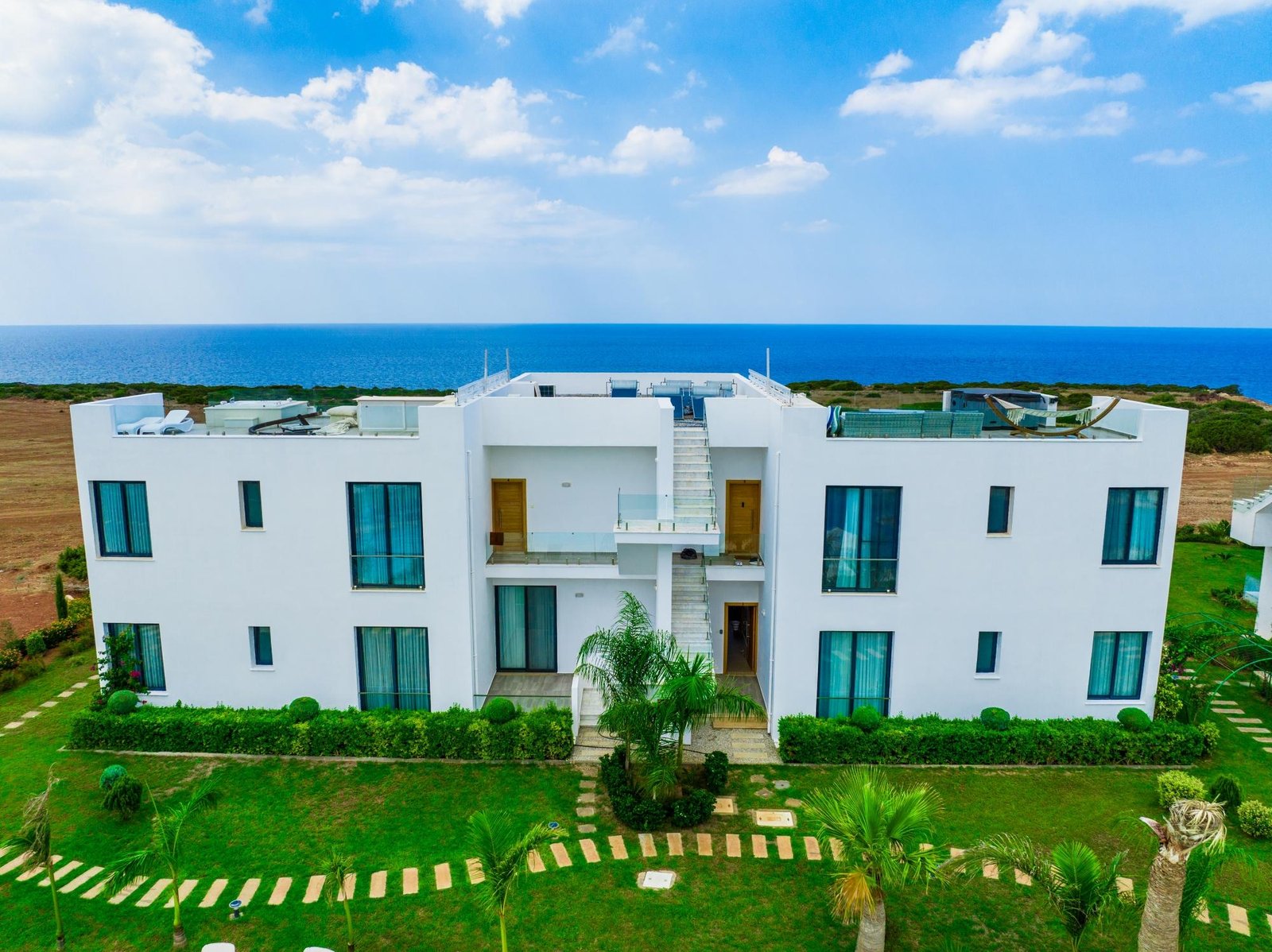GAZİMAĞUSA KÜÇÜK ERENKÖY’DE TERASLI, BAHÇELİ, 2+1 SATILIK DAİRE – LÜKS TESİS İMKANLARIYLA FERAH BİR YAŞAM