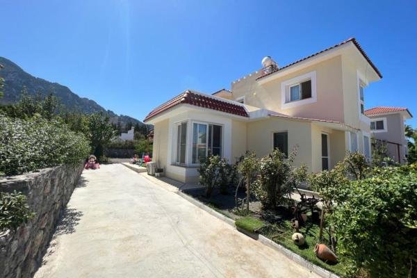 3+1 VILLA FOR SALE WITH A LARGE GARDEN IN KYRENİA KARSIYAKA AREA